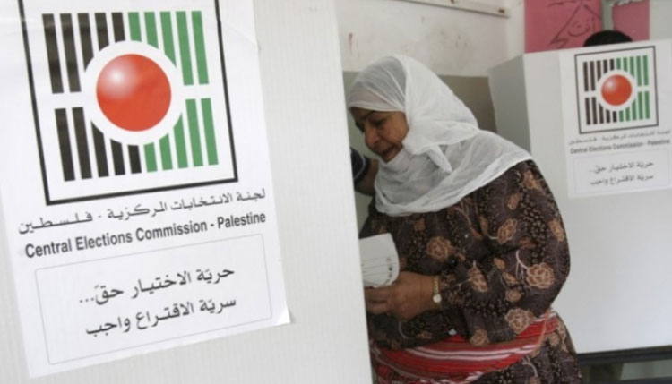 تساؤلات الشارع الفلسطيني للمتصارعين على قيادته

